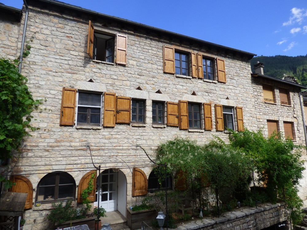 https://espace-ptl.ancv.com/appli/butterfly/data/medias_PA/PHOTOS/403632001001/403632001001QCowtRVPRN-façade chambres d hotes location gite gorges du tarn.JPG